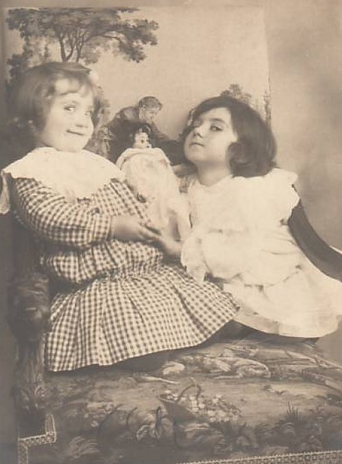 Beaucoup de poupées vintage sur de vieilles photos !