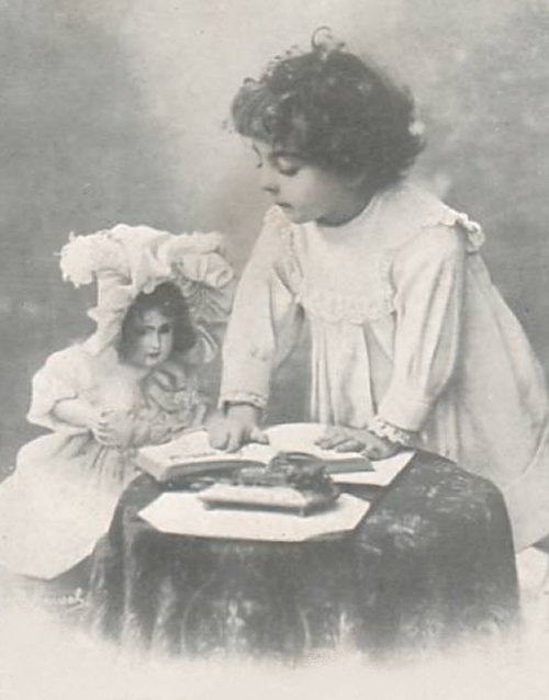 Fille jouant avec une poupée - photo vintage