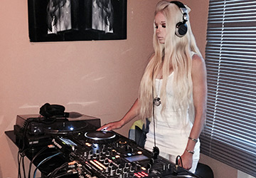 Valeria Lukyanova commence sa carrière de DJ