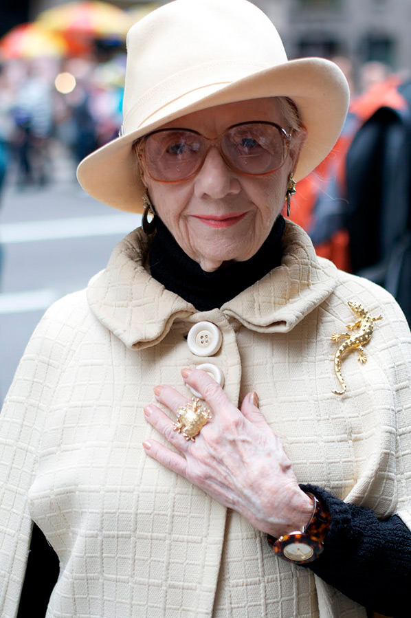 Images à la mode de femmes âgées