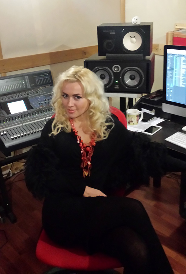 Actrice et chanteuse Sara Oaks