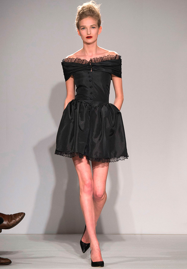 Robe noire à boutons