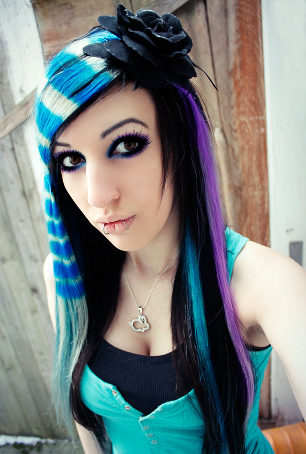 Coiffure emo et piercings