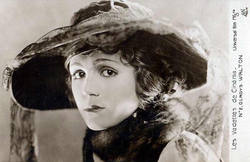 Fille - carte postale vintage