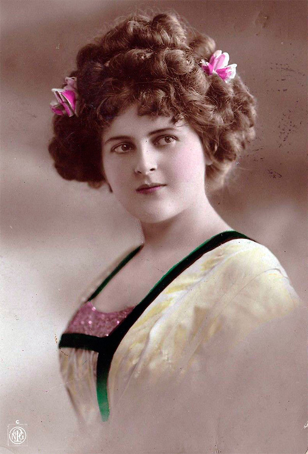 Fille - carte postale vintage