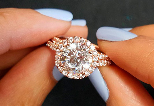 Bijoux de luxe pavés de diamants