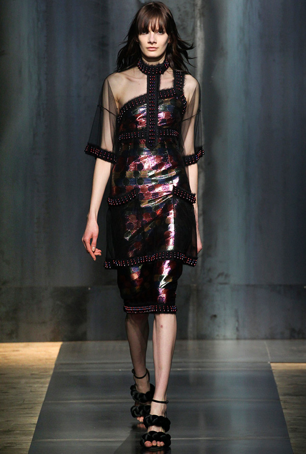 Robe avec empiècement transparent