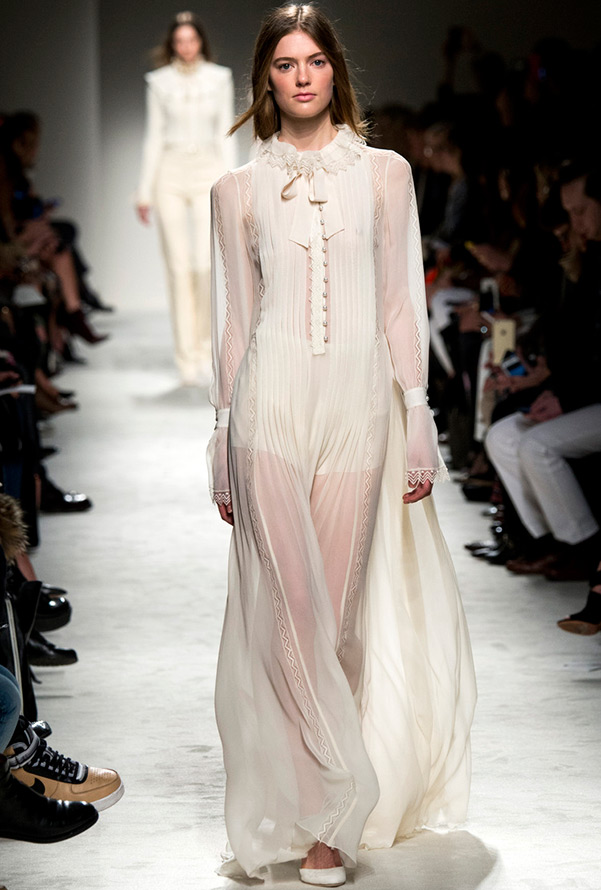 Robe longue transparente