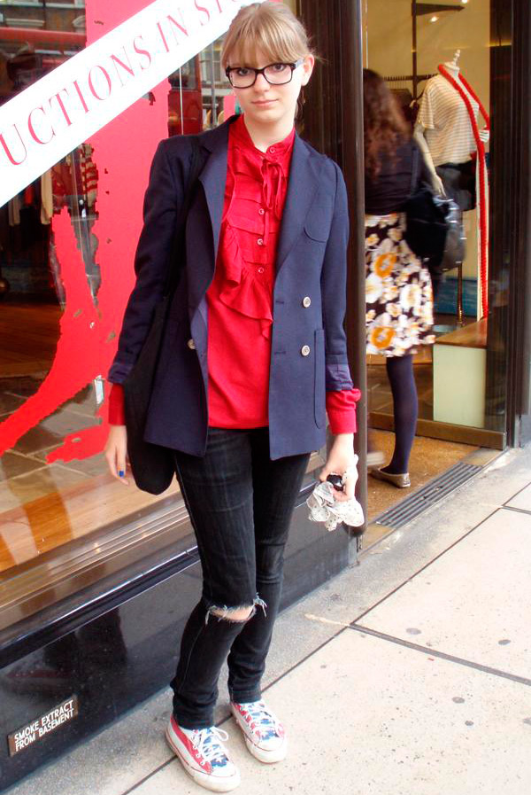 Fille avec des éléments de style hipster