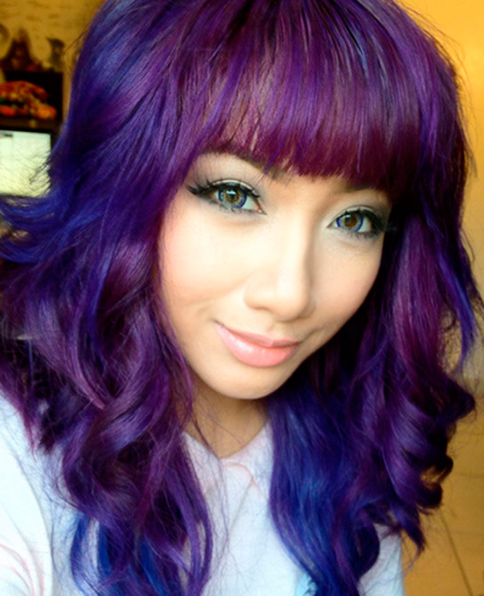 Fille aux cheveux violets