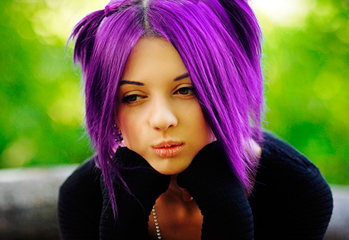 Nuances parfaites de couleur de cheveux violette