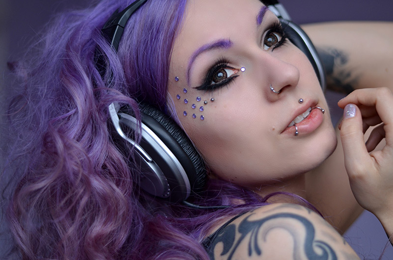 Fille aux cheveux violets