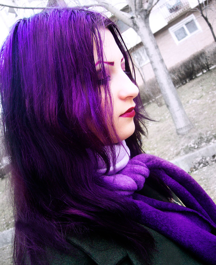 Fille aux cheveux violets