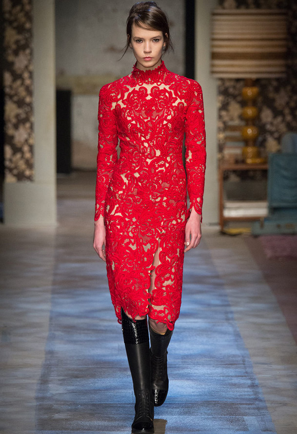 Belle robe rouge pour le nouvel an