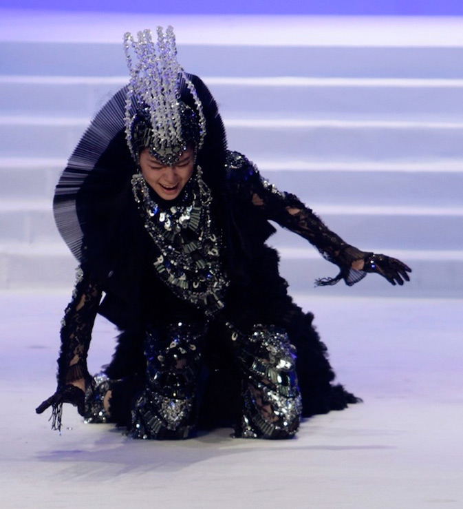 Des mannequins qui tombent sur le podium