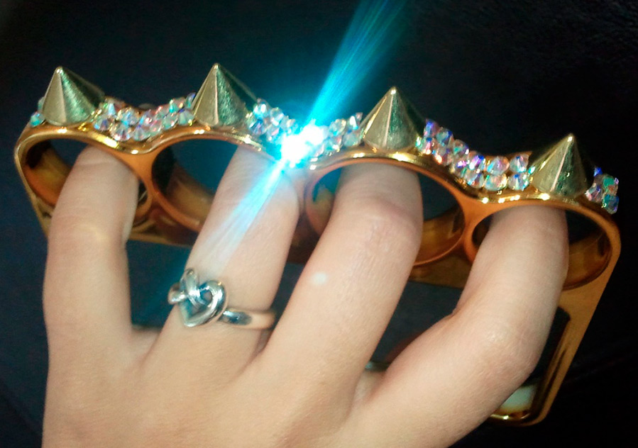 Coup de poing américain en cadeau pour le 8 mars