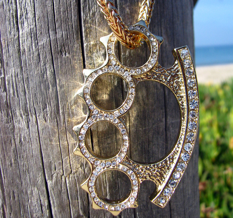 Coup de poing américain en cadeau pour le 8 mars