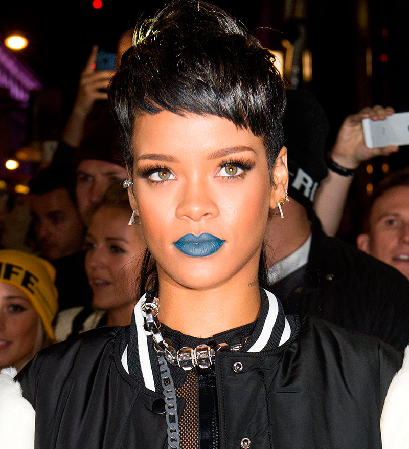 Rouge à lèvres bleu pour des expériences de maquillage audacieuses