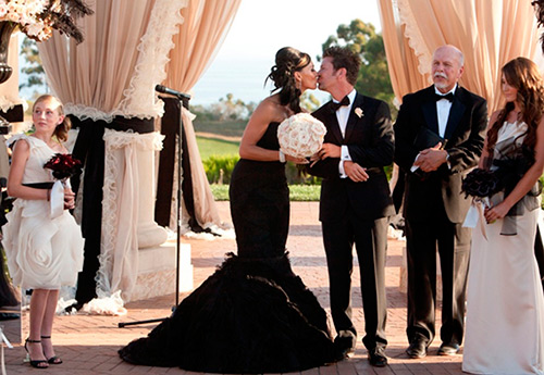 Une nouvelle version d'une robe de mariée noire