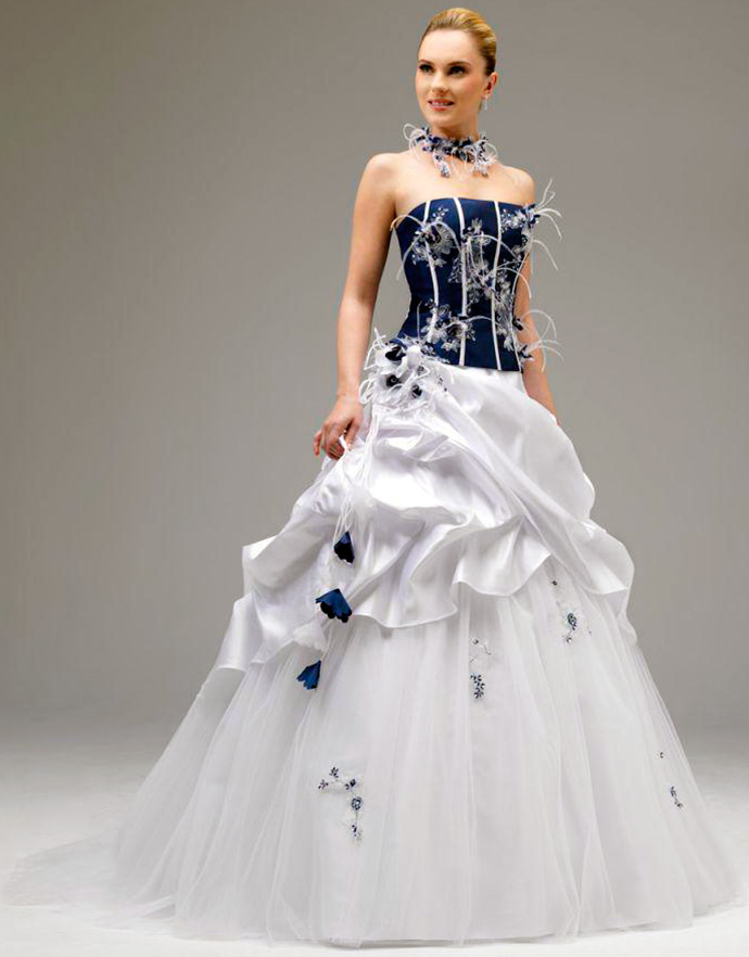 Robe de mariée blanche et bleue