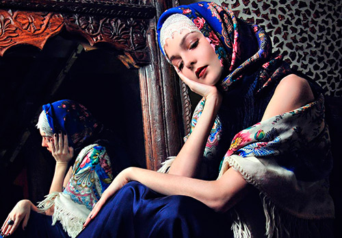 Qu'il est beau de porter un châle Pavloposad