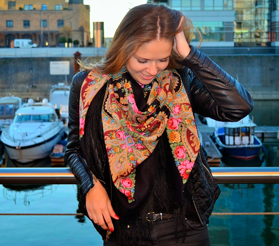 Comment nouer et porter un châle Pavloposad