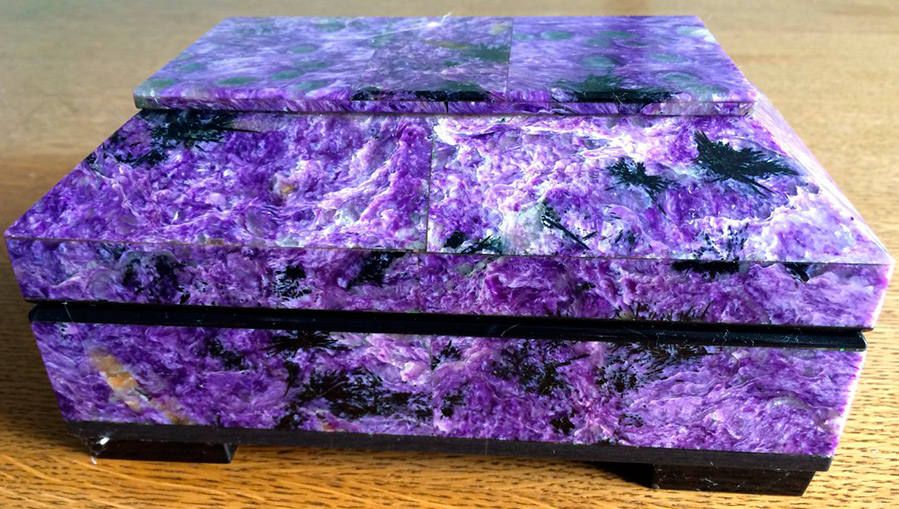 Pierre charoïte - photo et propriétés de la pierre