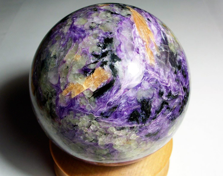 Pierre charoïte - photo et propriétés de la pierre