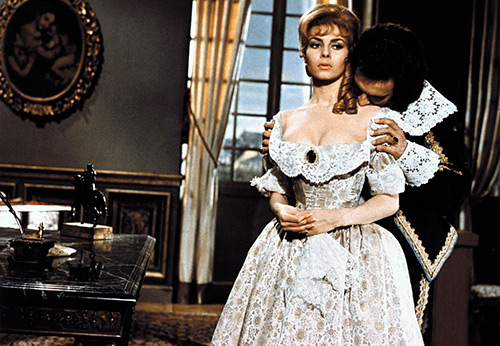 Angelica - décolleté à la mode sur les robes et les chemisiers