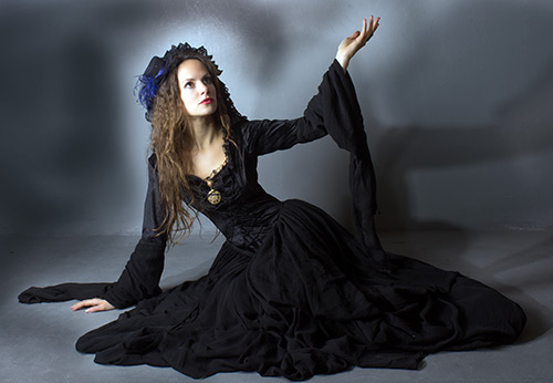 20 robes noires au sol des collections actuelles