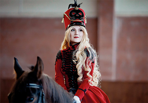 Éléments de l'uniforme de hussard dans les collections de mode actuelles