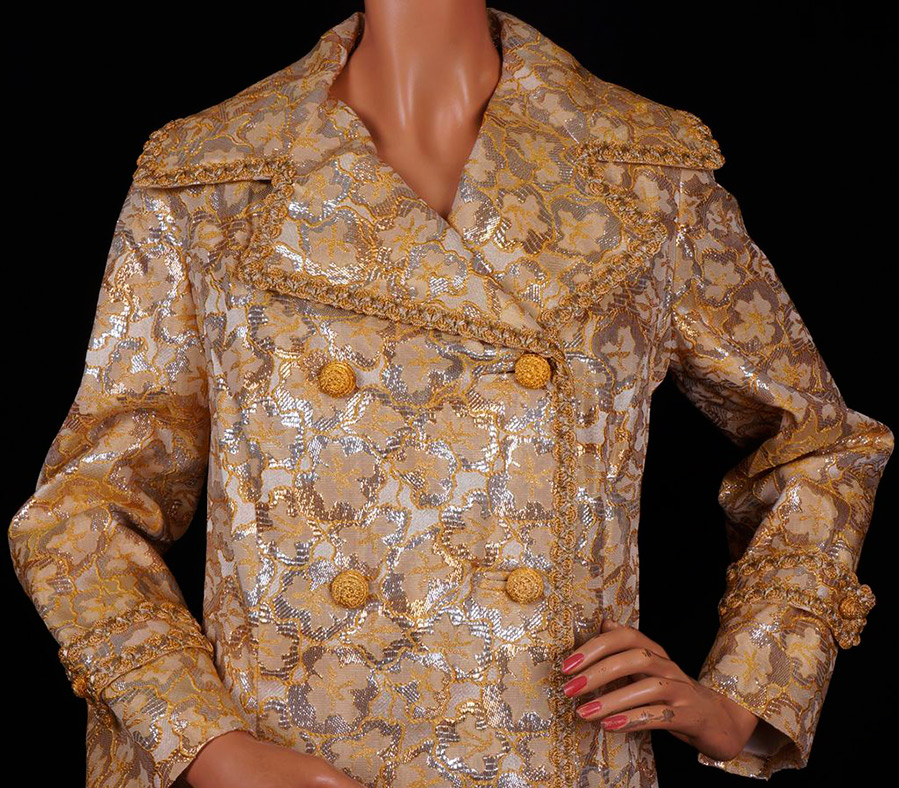 Un motif de fils métalliques sur un tissu lamé