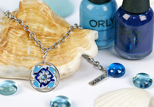 Choisir des bijoux assortis à la couleur de la manucure