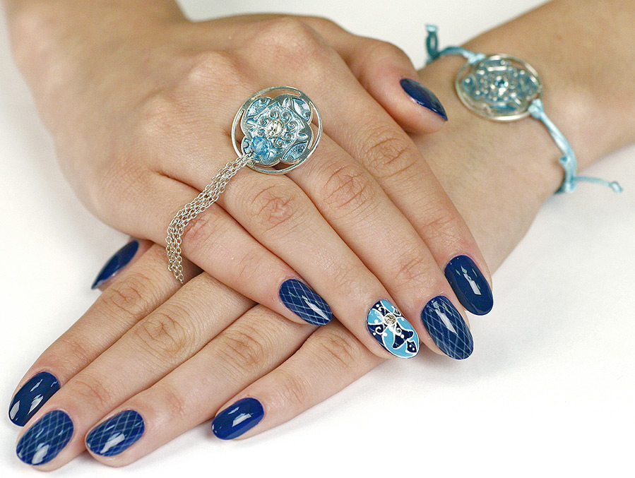 Choisir des bijoux assortis à la couleur de la manucure