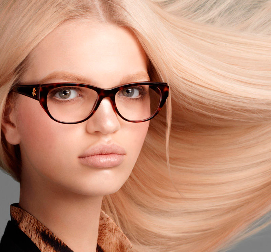 Belle fille avec des lunettes