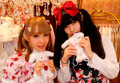 Chat moelleux et autres jouets en fourrure pour un sac ou un sac à dos