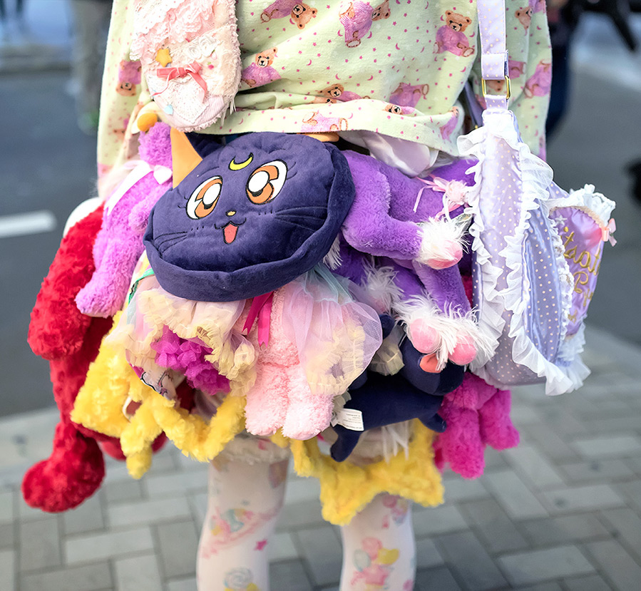 Fille japonaise et jouets en peluche