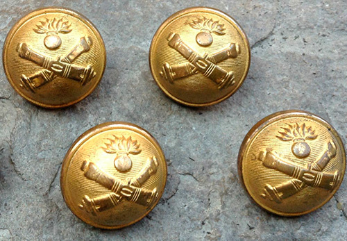 Nous achetons des boutons militaires pour un look de style militaire