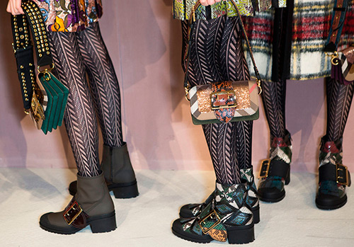 Boucle dans l'histoire et les chaussures pour femmes à la mode avec des boucles