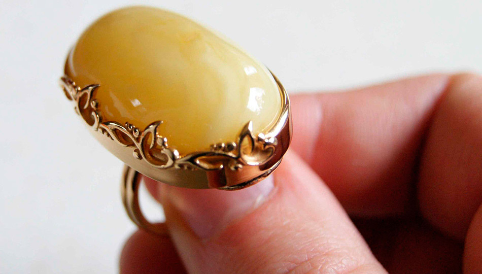 Bague avec pierre d'ambre