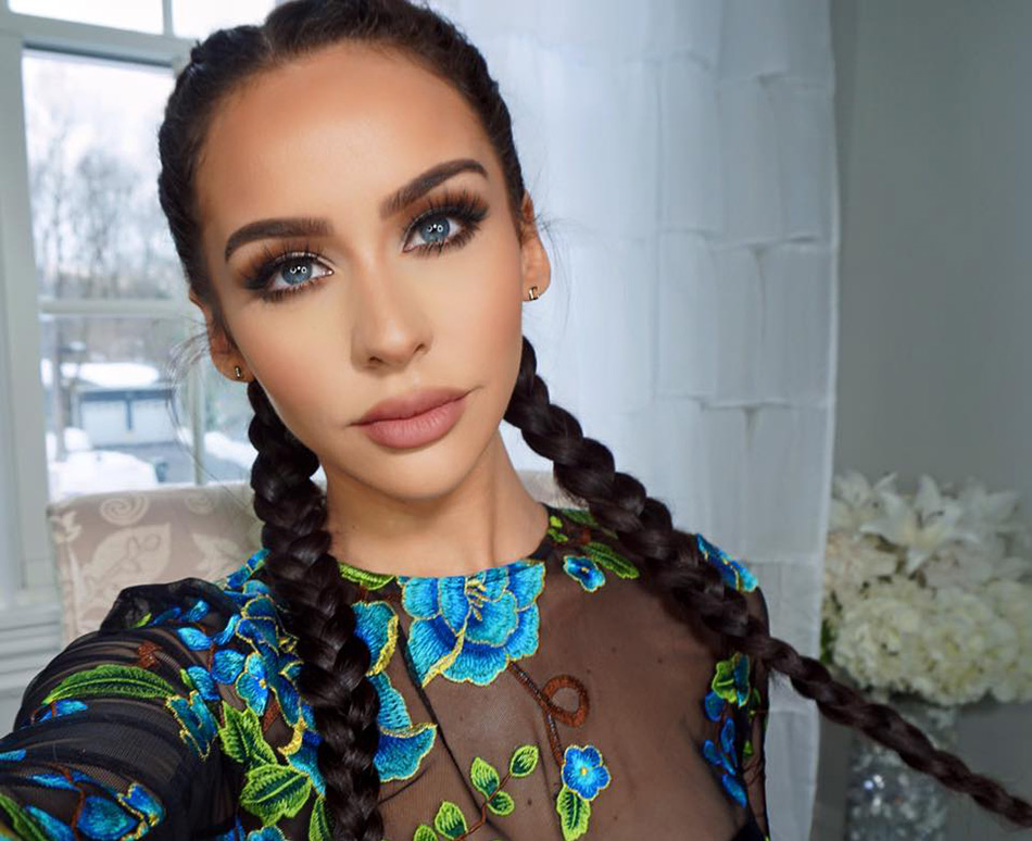 Maquillage par la blogueuse beauté Carli Bybel