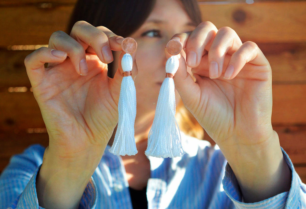 Boucles d'oreilles Brush - comment choisir une couleur et quoi porter