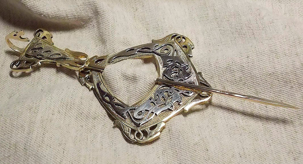 Fibule à fermoir broche dans l'histoire et la modernité