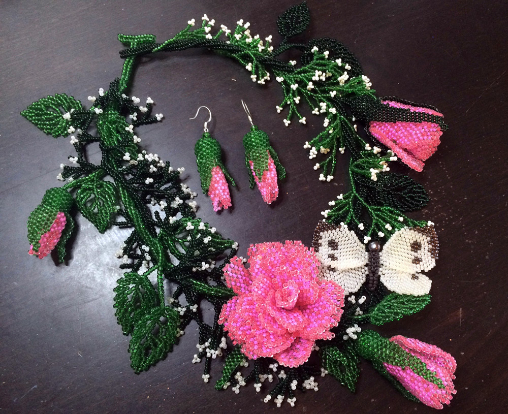 Collier et boucles d'oreilles en perles