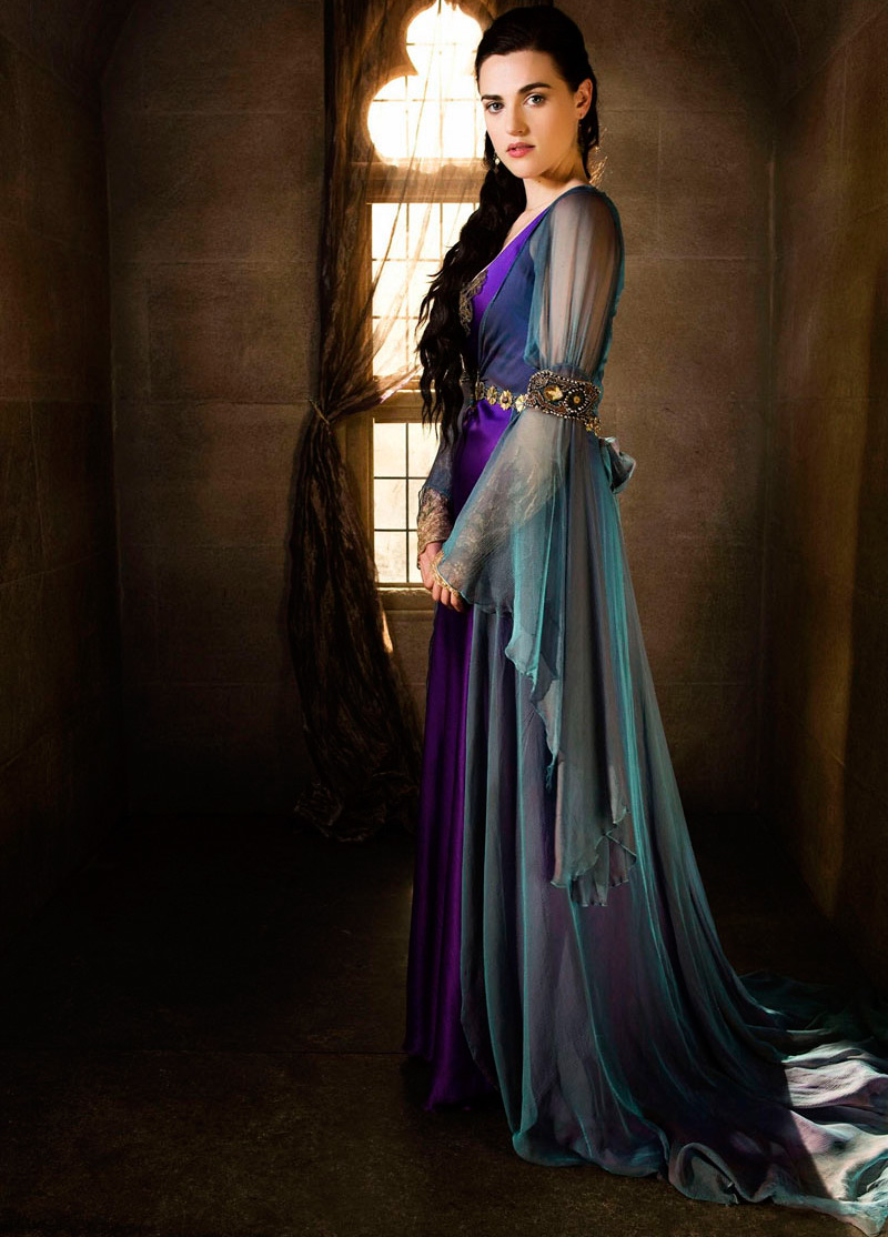 Vêtements pour femmes dans le style roman du Moyen Âge