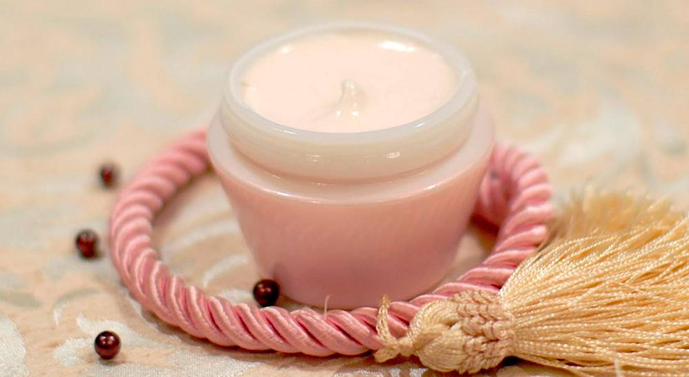 Quelles crèmes et huiles utiliser avant de se coucher