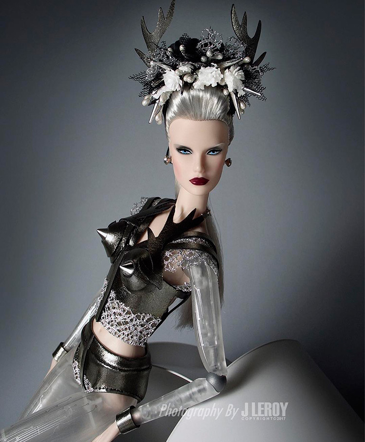 Que se passe-t-il si vous combinez une poupée de mode avec un robot