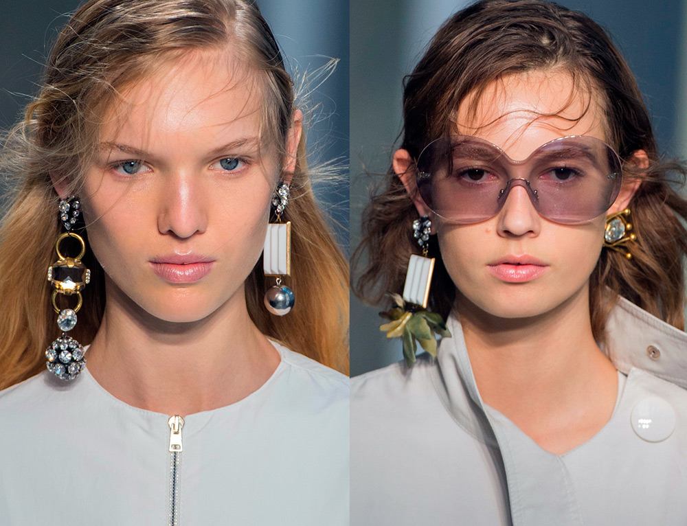 Différentes boucles d'oreilles en paire dans les oreilles