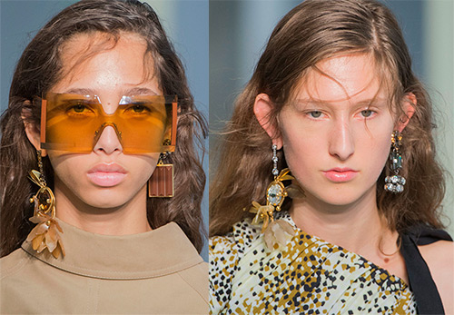 Différentes boucles d'oreilles par paire - une tendance de la mode