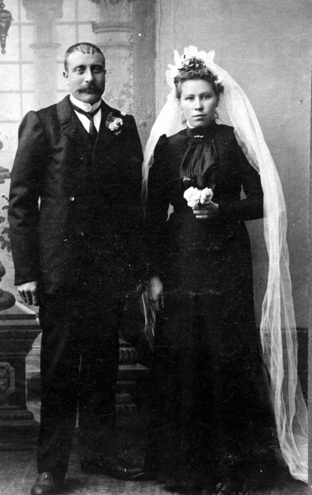 Robe de mariée noire victorienne